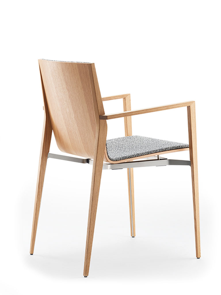 tendo | four-legged chair | fully upholstered front | with armrests